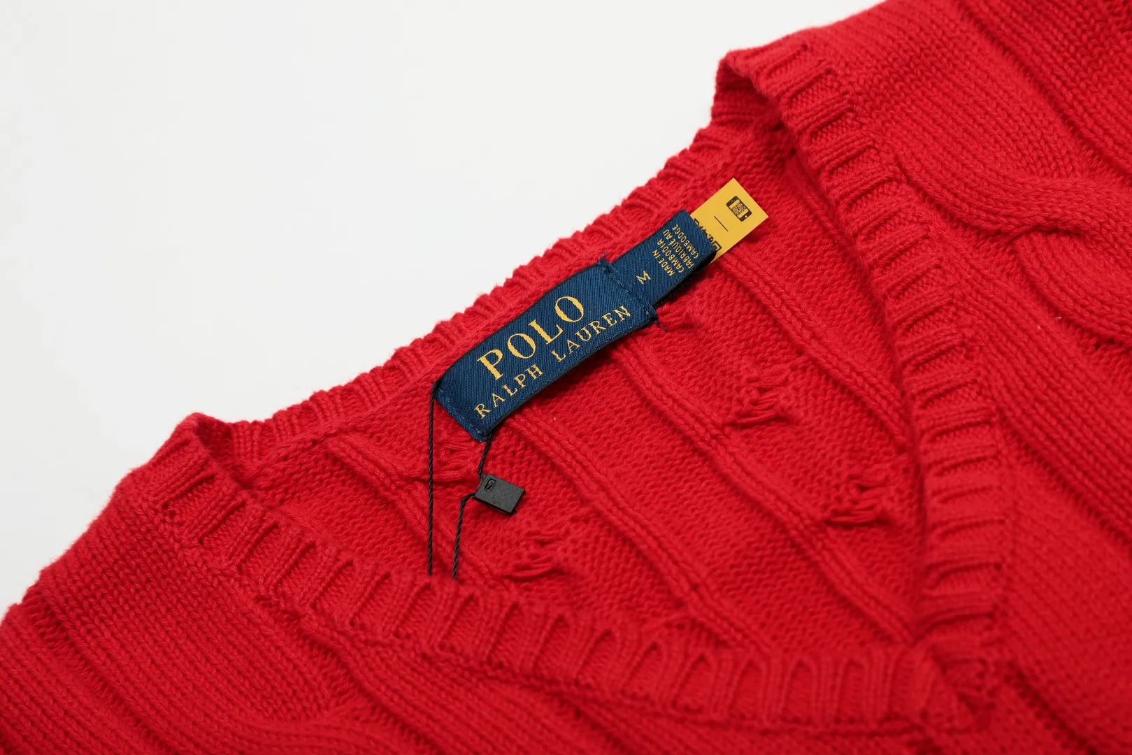 P210 Top quality" Style number: DS019# [Ralph Lauren V-neck solid color pony embroidered logo hemp flower knitted sweater] ✅Ralph Lauren Ralph Lauren goddess slim basic classic V-neck hemp flower pullover sweater ✅Main supplier platform live broadcast Wholesale entity Replacement when out of stock Not removed from the shelves ✅ZP quality 1:1 version Scan the code to enter the GF website Counter quality ✅Detailed quality The only one in Guangzhou Imported quality cotton yarn Mainly high-end Value for money, good quality, needless to say, ✅Simple upper body, easy to match, ootd must-have, good-looking clothes are never picky, a must-have in the goddess’ wardrobe, recommended Size: S-L Color: black, off-white, gray, navy blue, khaki, pink, light blue, rose red, brown, Chinese red